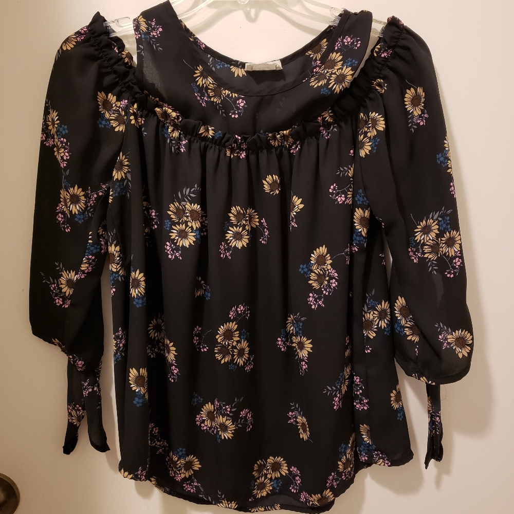 Cold shoulder Boho Floral blouse. Size SM